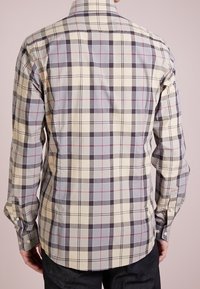 Geruite blouse in grijs, beige en bordeauxrood. De stof heeft een gladde textuur en beschikt over een standaardkraag en knoopmanchetten.