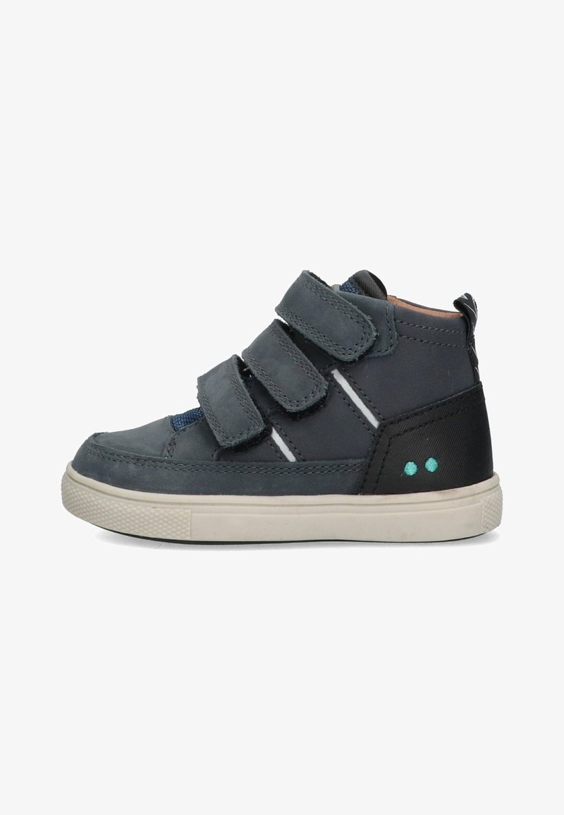 Scarpa alta in pelle nera con tre cinturini in velcro, suola in gomma bianca e accenti blu. Presenta motivi testurizzati e dettagli a contrasto.