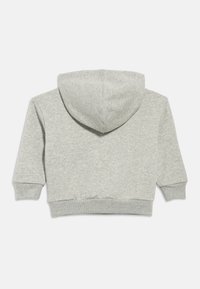 Γκρι φούτερ με κουκούλα, εφαρμοστή σχεδίαση, απαλή υφή και ευρύχωρη κουκούλα. Οι ριμπ μανσέτες και το τελείωμα προσφέρουν άνετη εφαρμογή.