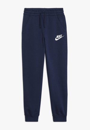 Granatowe spodnie dresowe z elastycznym pasem i sznurkiem, kieszeniami bocznymi, ściągaczami przy kostkach oraz białym logo Nike na lewej uda.