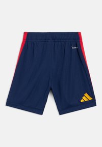 Αθλητικό σορτς σε ναυτικό μπλε με κόκκινες πλευρικές ρίγες, ελαστική μέση και κίτρινο λογότυπο Adidas στο κάτω αριστερό μέρος. Ομαλό ύφασμα και άνετη εφαρμογή.