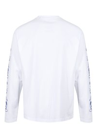T-shirt bianco a maniche lunghe in cotone, con grafiche blu lungo le maniche e scollo rotondo. Texture liscia.