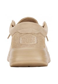 Sneakers beige in suede con un retro testurizzato, dotati di un tacco arrotondato e di un'etichetta con logo. Il design include lacci tono su tono e una suola imbottita.
