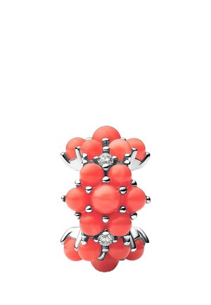 Anello in resina corallo con accessori in argento, caratterizzato da gruppi di perline di corallo rotonde e piccoli cristalli trasparenti integrati in un design floreale.