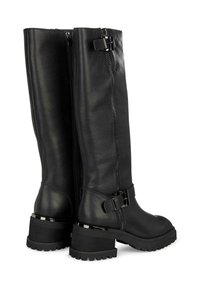 Botas de cuero negro hasta la rodilla con cremallera lateral, tacón grueso y detalle de hebilla. Acabado texturizado con una apariencia suave.