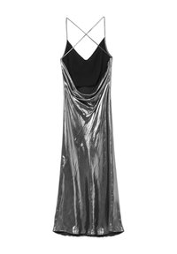 Metallic silbernes Abendkleid mit drapiertem Vorderteil, tiefem Rückenausschnitt und überkreuzten Spaghettiträgern. Glatte Textur mit fließender Silhouette.