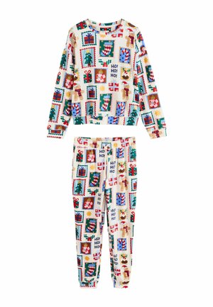 Kerstthema lange mouwen pyjama met afbeeldingen van cadeaus, kerstbomen, zuurstokken, peperkoekmannetjes en de tekst "Ho! Ho! Ho!".