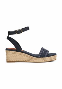 Sandalo con zeppa, superiore in tessuto blu navy e una spessa piattaforma in juta stile espadrilles, dotato di una cinghia alla caviglia con fibbia e dettaglio del logo sulla fascia.