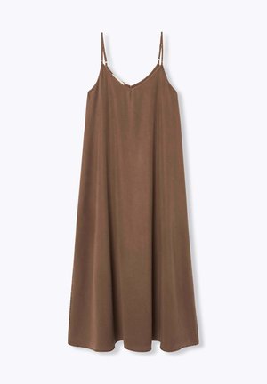 Robe midi marron sans manches avec fines bretelles réglables et encolure en V, présentée sur fond blanc.