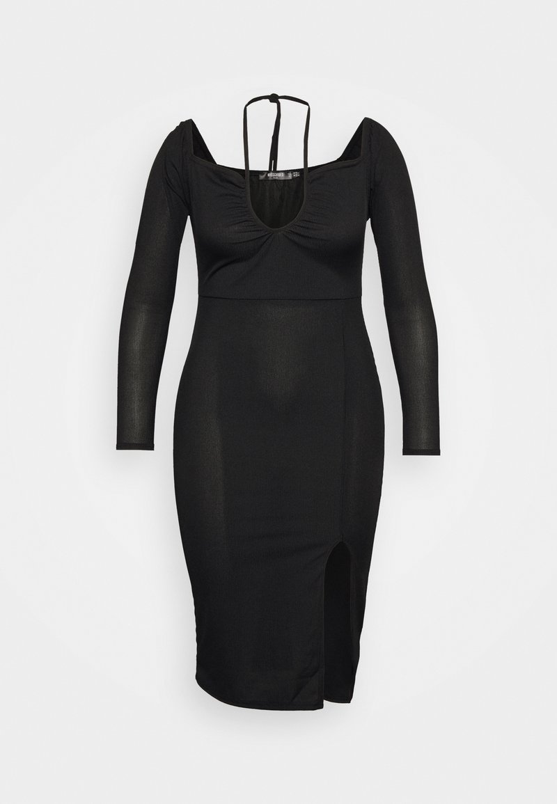 Vestido preto canelado com mangas compridas, decote em V e fenda lateral. Apresenta uma silhueta ajustada e uma fita na parte de trás do pescoço.