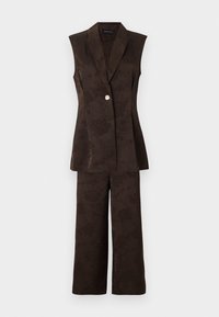 Αμάνικο σκούρο καφέ floral σακάκι ζακάρ με ένα κουμπί και αντίστοιχο παντελόνι με φαρδιά μπατζάκια.