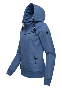 Modra kapuca jakna iz mehkega blaga, ki ima sprednji zadrgo, dve stranski žepi, elastične manšete in nastavljive vrvi na kapuci.