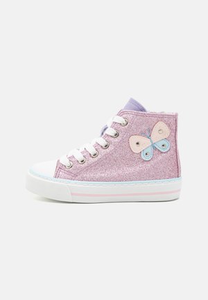 Høye sneakers med rosa glitterfinish, lilla detaljer, hvit gummitå og såle, med en sommerfugglapp på siden.