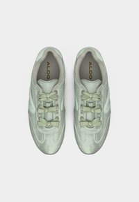 Paire de baskets ALDO vert clair avec détails en mesh et cuir, col rembourré et lacets noués en triple nœud, vues de dessus sur fond blanc.