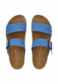 Modré textilní skluzavkové sandály s dvěma širokými popruhy a bočním přezkovým zapínáním. Korek doplněný o strukturovanou bílou podrážku. Lehké a otevřené provedení.