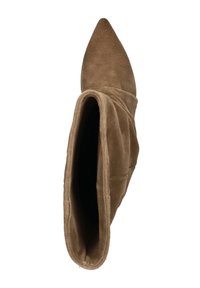 Tan suède enkelboot met een puntige neus en een slungelachtige schacht, met een zachte textuur en een ongecompliceerd ontwerp.