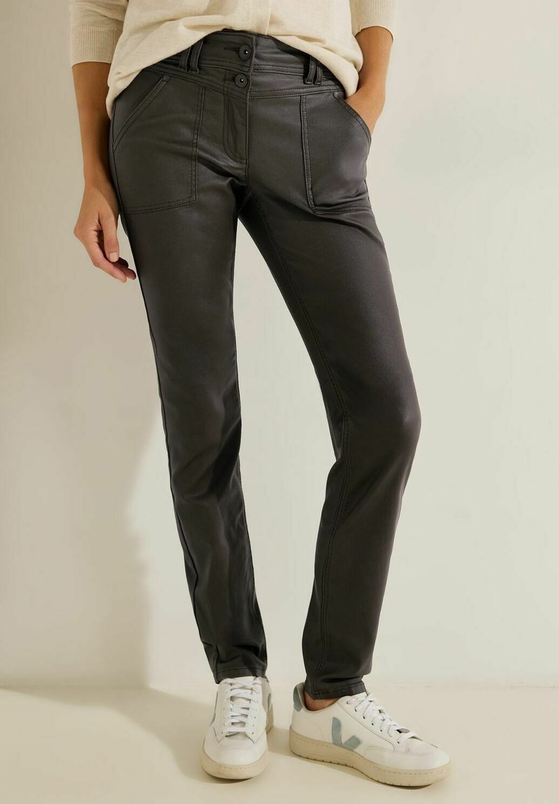 Svarta faux läderbyxor med en slät yta, slim fit, två framfickor, dubbelknappsstängning och kontrasterande sömnadsdetaljer.