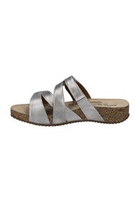 Sandalo in metallo argento con cinturini incrociati, soletta imbottita e suola in sughero testurizzato. Presenta un design piatto per un look casual.