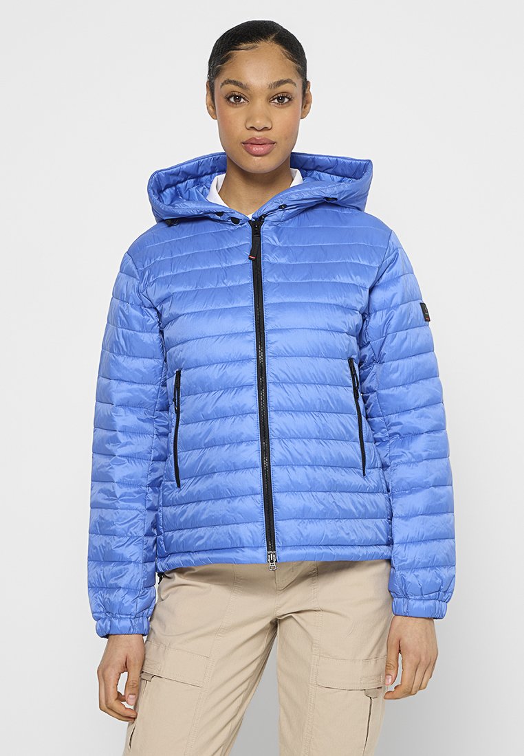Blau gepolsterte Jacke mit Kapuze, ausgestattet mit einem Reißverschluss vorne und zwei Seitentaschen. Glatte Textur mit horizontalem Steppmuster.