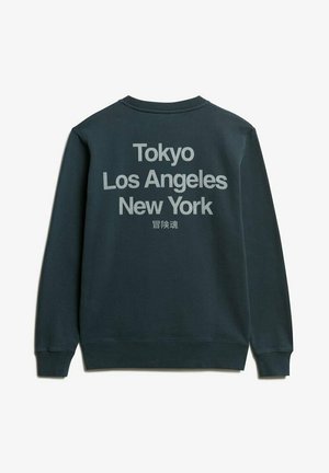 Donkergroene sweatshirt met grote witte tekst: "Tokyo Los Angeles New York" op de achterkant. Ribgebreide manchetten en zoom, zachte stoffen textuur.