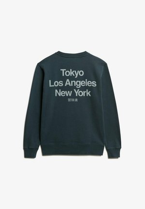 Donkergroene sweatshirt met grote witte tekst: "Tokyo Los Angeles New York" op de achterkant. Ribgebreide manchetten en zoom, zachte stoffen textuur.