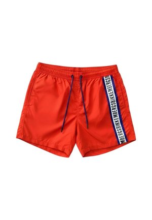 Costume da bagno rosso con coulisse blu e striscia verticale bianca sulla gamba destra con scritta nera del marchio Bikkembergs.