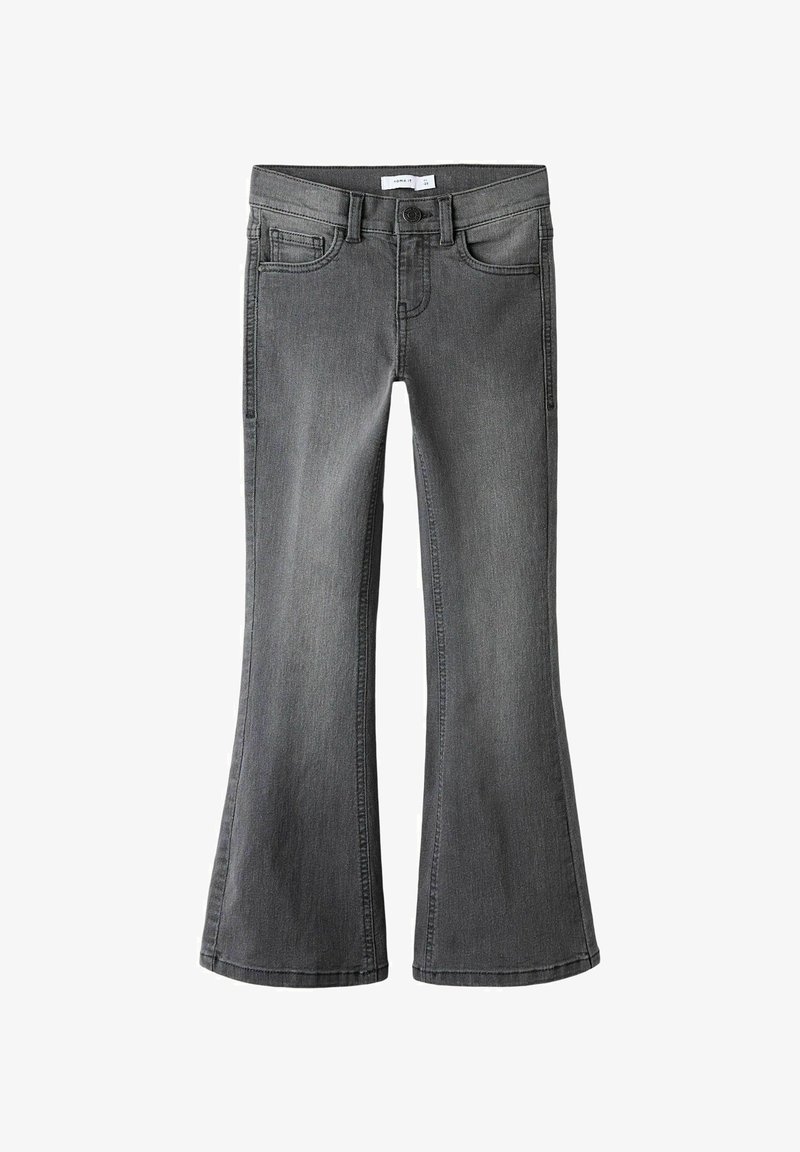 Jean en denim gris foncé pour enfants, avec une jambe évasée, des poches avant, des passants de ceinture et une fermeture à boutons.