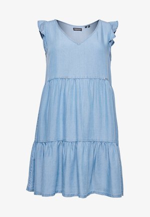 Jasnoniebieska sukienka bez rękawów, warstwowa, z marszczonymi detalami na ramionach i dekoltem w kształcie litery V, wykonana z lekkiego denimu.