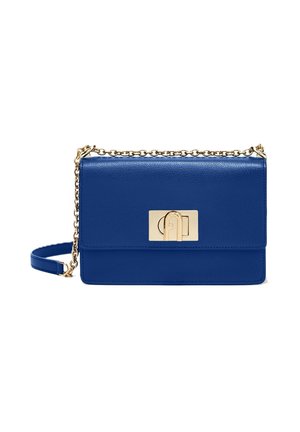 Borsa a tracolla in pelle blu con tracolla a catena dorata e chiusura rettangolare dorata sulla patta frontale.