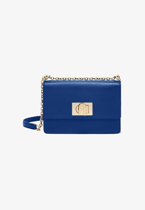 Borsa a tracolla in pelle blu con tracolla a catena dorata e chiusura rettangolare dorata sulla patta frontale.