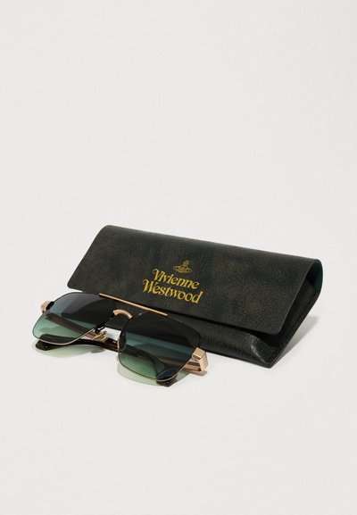 Vivienne Westwood napszemüveg zöld lencsékkel, arany kiegészítőkkel és egy fekete textúrájú tokkal, amelyen arany színűen a márkaneve szerepel.