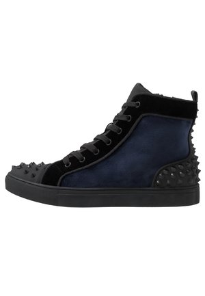 High-Top-Sneaker in Schwarz und Dunkelblau mit schwarzen Schnürsenkeln und schwarzen Gummistollen an Zehen- und Fersenbereichen.