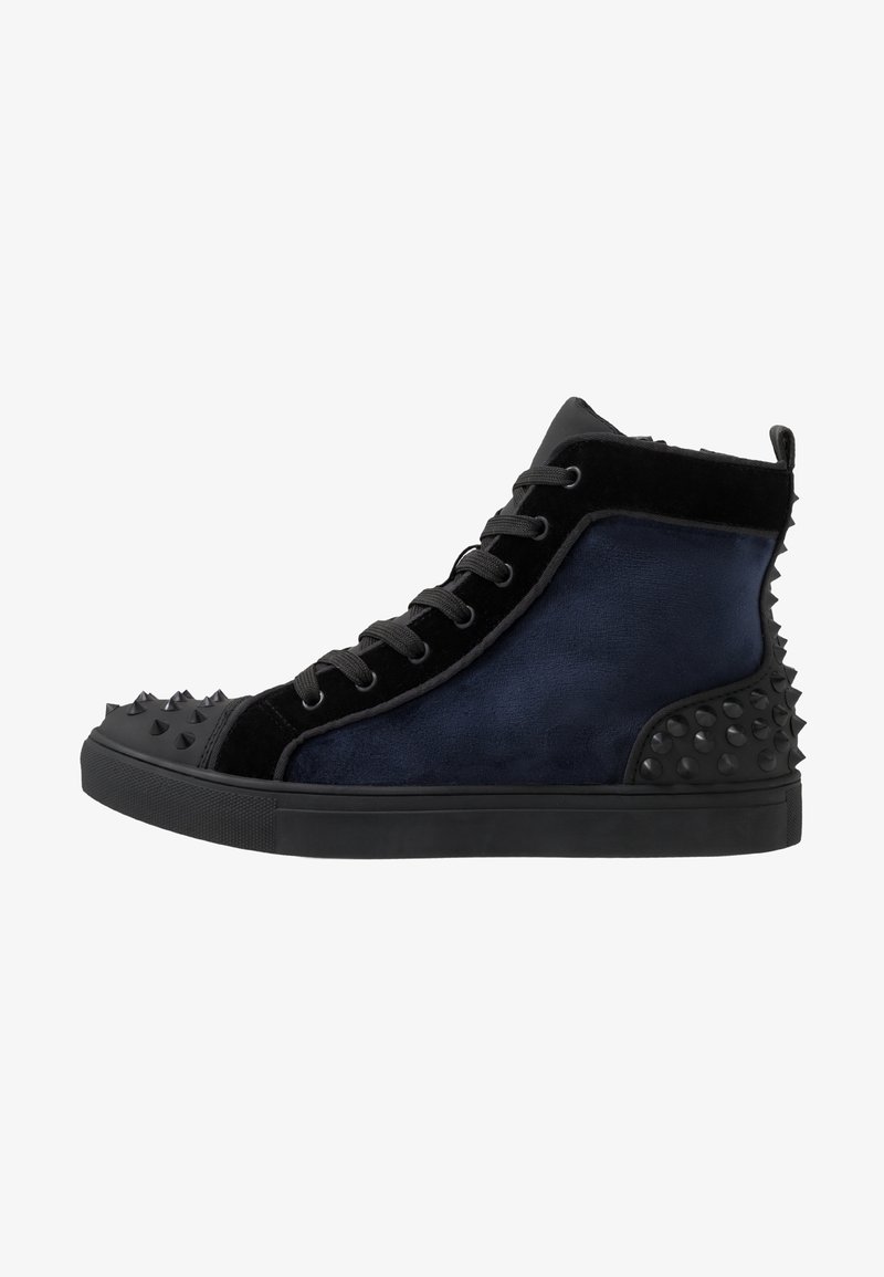 Basket montante en noir et bleu foncé avec lacets noirs et pointes en caoutchouc noir sur les zones des orteils et du talon.