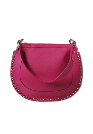 Rosa Leder Schultertasche mit runder Form, goldenen Nieten entlang des Bodens und einem einzigen Tragegurt. Glatte Textur und Reißverschlussverschluss.
