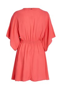 Koraalrood jurkje met een ontspannen pasvorm, voorzien van een geraffineerde taille, brede mouwen en een zachte, lichte textuur. Alleen achteraan gezien.