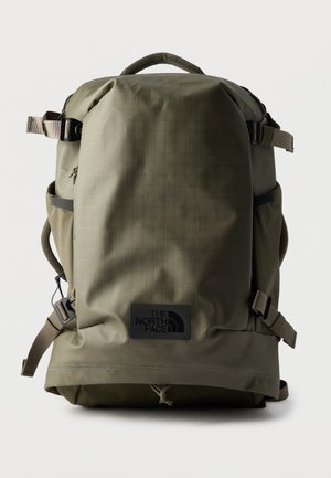 Olijfgroene North Face-rugzak met gevoerde banden, compressiespanningen aan de zijkant, bovenhandvat en een logo-patch aan de voorkant.