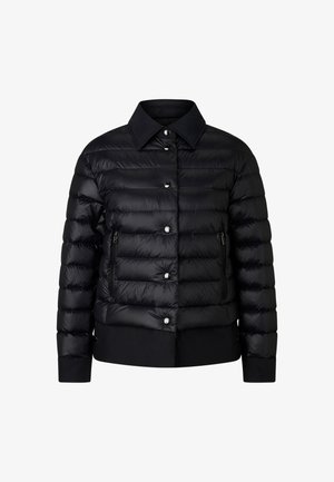 Veste matelassée noire avec un col structuré, des sections matelassées horizontales, des boutons à l'avant et des poches latérales zippées. Matière lisse et légère.