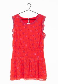 Vestido rojo con dobladillo con volantes, mangas cortas y un intrincado patrón de pequeñas formas en blanco y azul, hecho de una tela ligera y semi-translúcida.