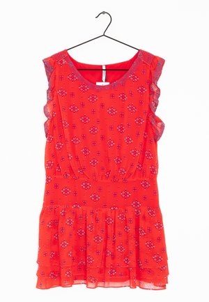 Czerwona sukienka z falbaniastym dołem, krótkimi rękawami i skomplikowanym wzorem małych białych i niebieskich kształtów, wykonana z lekkiego, półprzezroczystego materiału.