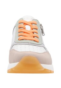 Weiße und graue Sneaker mit orangefarbenen Schnürsenkeln, einem Reißverschluss an der Seite, Wildlederakzenten und einer strukturierten Gummisohle.