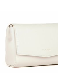 Clutch bag in pelle bianca con una texture liscia, chiusura a pattina e logo del marchio in rilievo. Presenta linee pulite e una forma rettangolare.