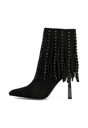 Zwarte enkellaarsjes van suede met een spitse neus, voorzien van verticale franjes, ronde studs en een naaldhak.