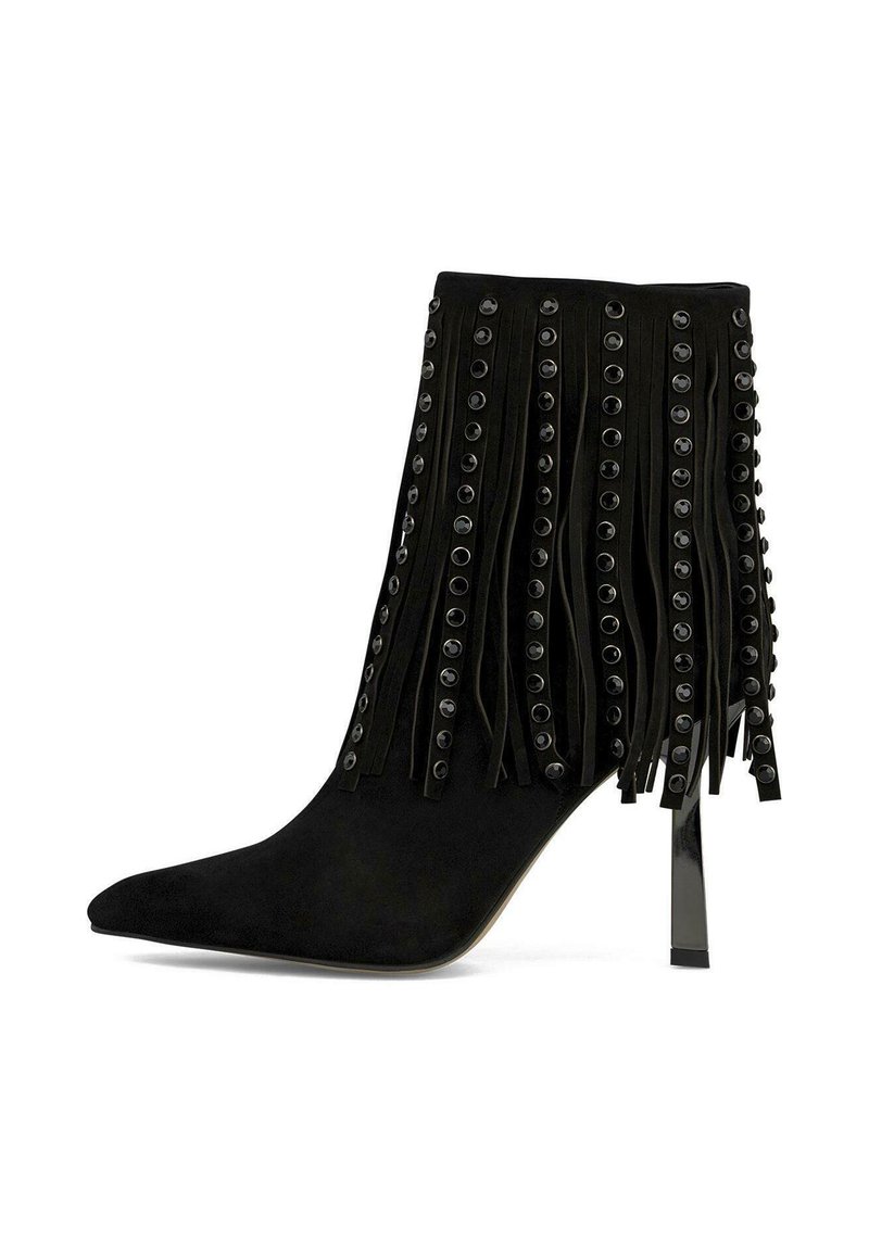 Bottes noires en daim à la cheville avec un bout pointu, décorées de franges verticales, de clous ronds et d'un talon aiguille.