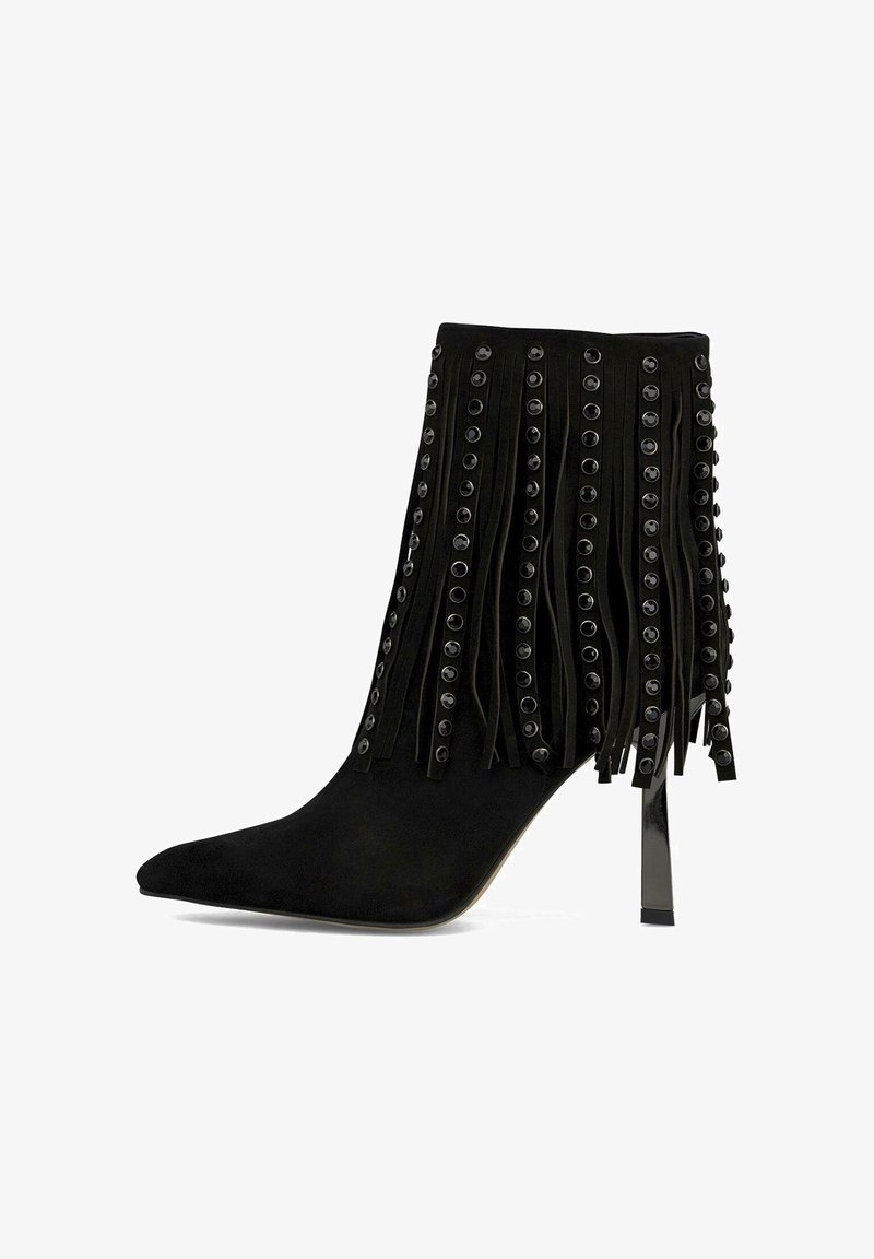 Bottes noires en daim à la cheville avec un bout pointu, décorées de franges verticales, de clous ronds et d'un talon aiguille.