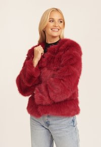 Unselected, red