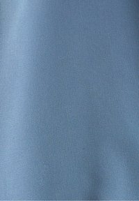 Vaaleansininen kangas, jossa on sileä pinta ja hieno, hienovarainen kudontamalli. Ei näkyviä kuvioita tai metalliosia.