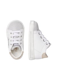Un paio di sneakers bianche per bambini con punte glitter silver, lacci bianchi e accenti beige sul tallone, viste dall'alto e di lato su sfondo bianco.