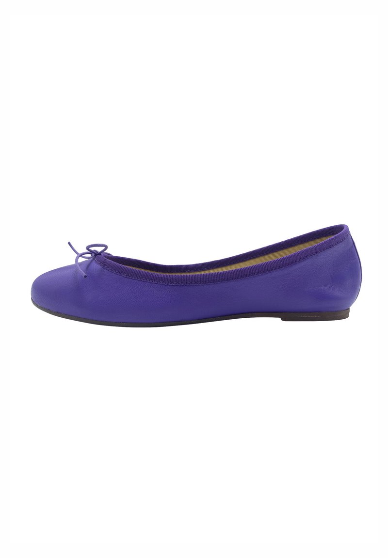 Ballet flat viola con punta arrotondata, materiale sintetico liscio e un piccolo fiocco nella parte anteriore. Suola piatta per un facile utilizzo.