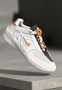 Nike SB VERTEBRAE UNISEX - Zapatillas - summit white/monarch/phantom dark smoke grey/sail