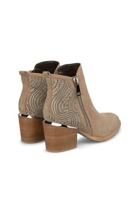 Botas de tobillo de ante beige con cremallera lateral, con adornos de rhinestones en patrones de olas y un tacón de madera marrón apilado.